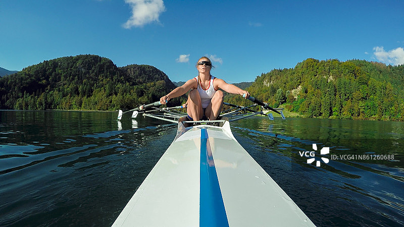 女运动员在湖上划船图片素材