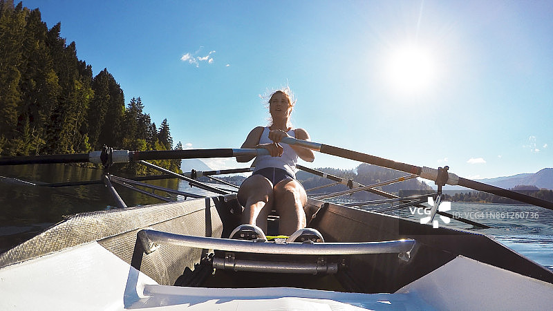 女运动员在湖上划船图片素材