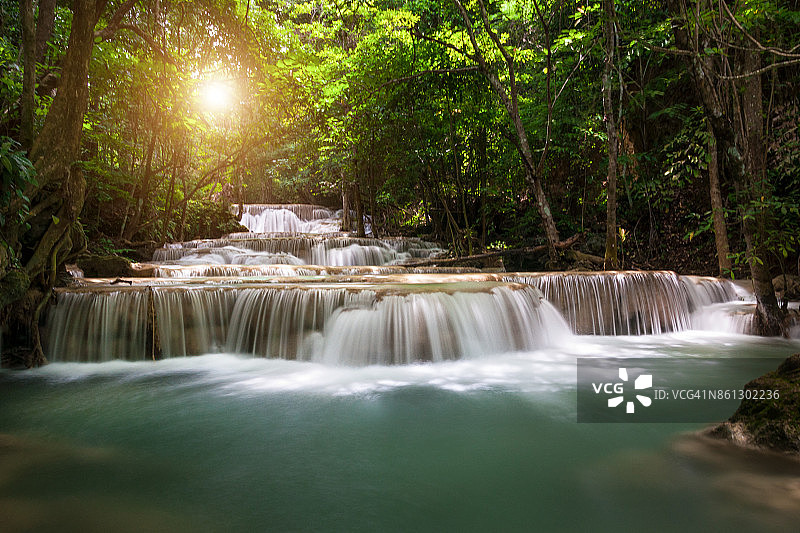 泰国北碧府国家公园深林瀑布图片素材