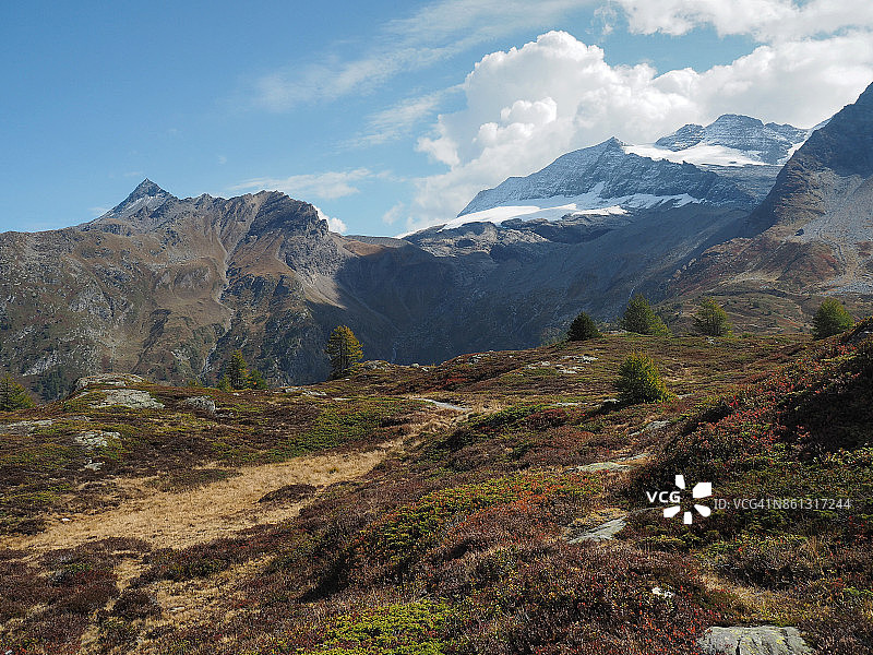 辛普朗山口的雪山和秋色图片素材