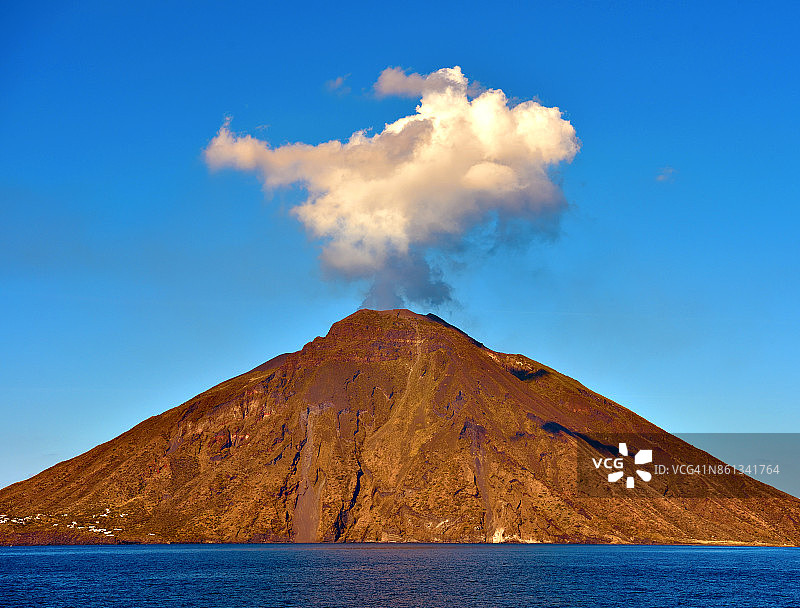 斯特龙博利火山图片素材