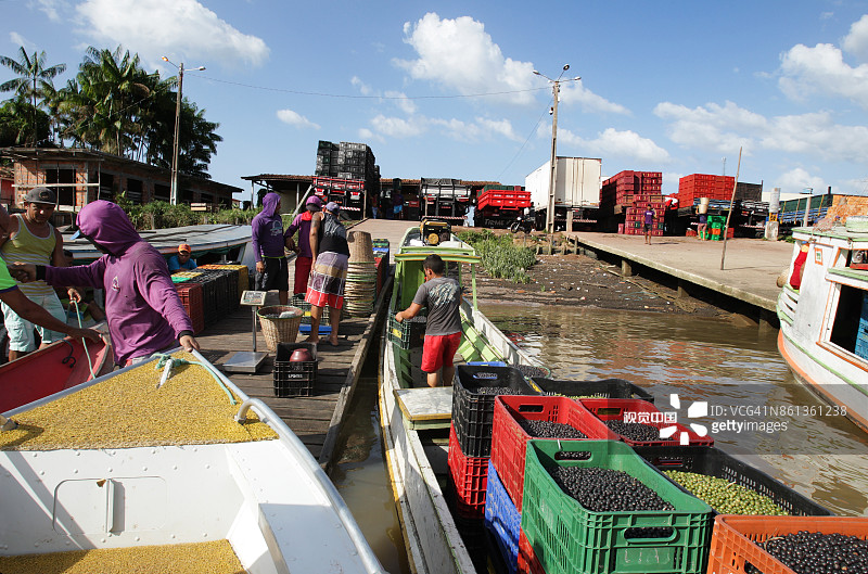 在巴西亚马逊雨林港口工作的人们图片素材