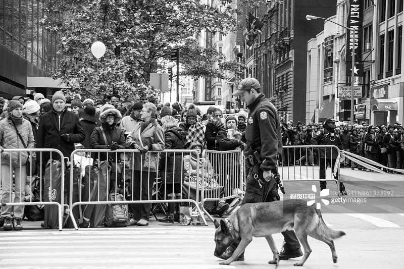 穿蓝色衣服的男人图片素材