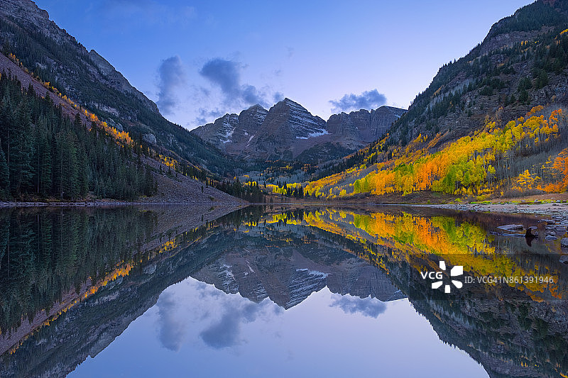 褐红色钟和黎明图片素材