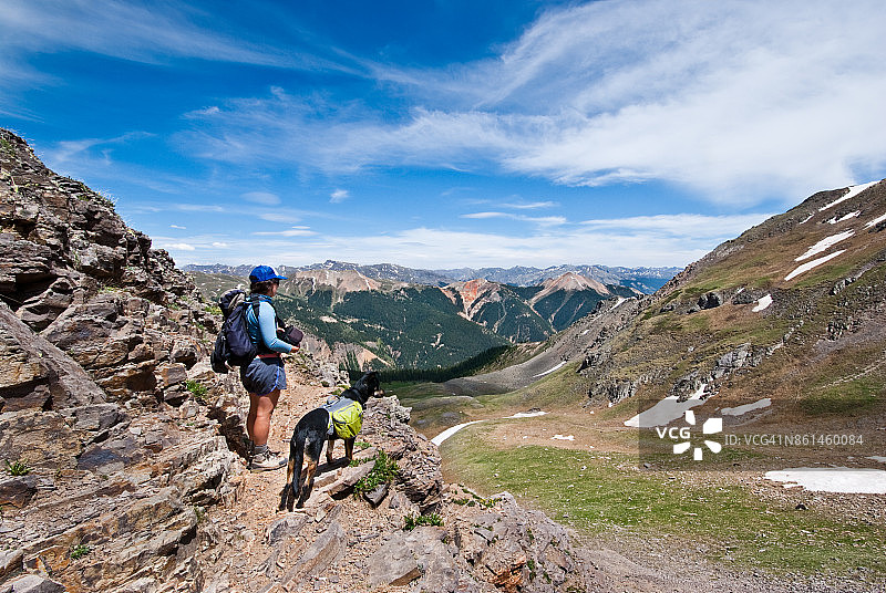 徒步旅行者和小狗欣赏风景图片素材