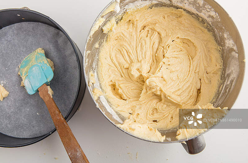 蛋糕面糊和活底蛋糕模具图片素材