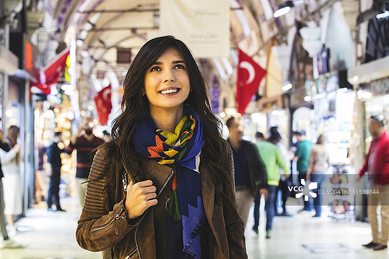 年轻女子在土耳其伊斯坦布尔大巴扎图片素材