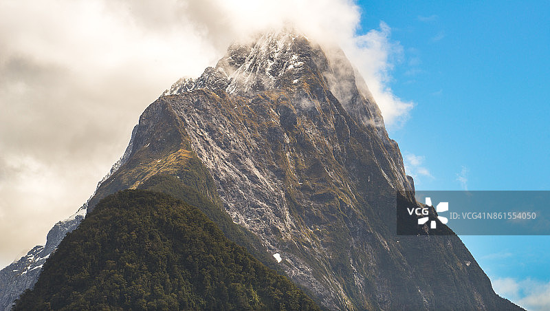 新西兰南岛米特峰被云层覆盖图片素材