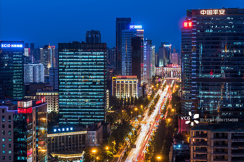 夜晚天府大道上的成都天际线图片素材