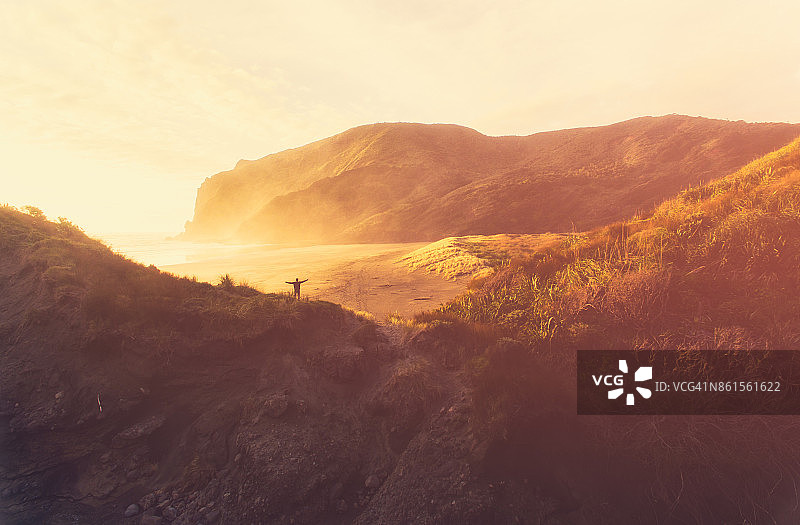 在奥克兰Anawhata海滩欣赏日落图片素材