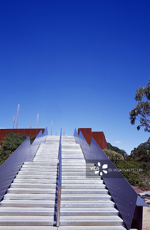 低角度拍摄：金属楼梯图片素材