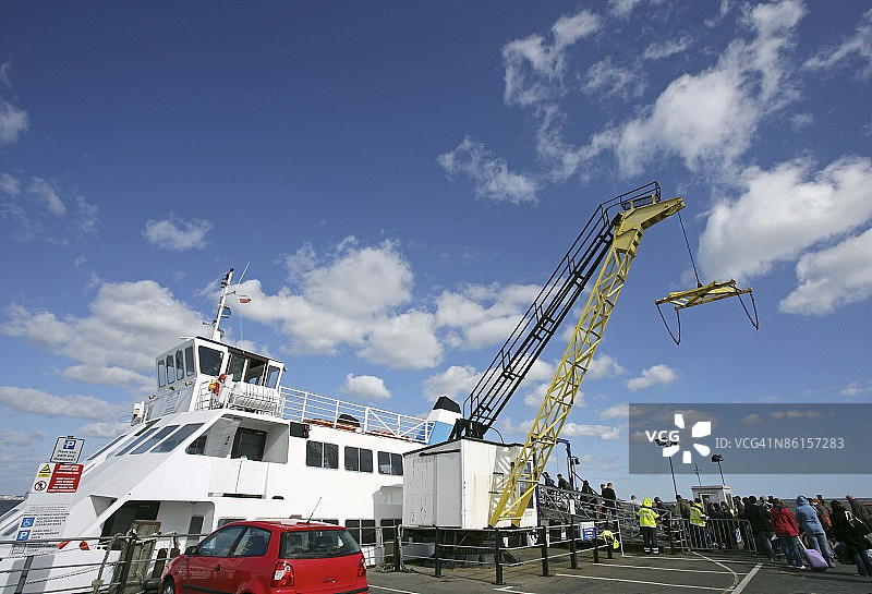 英格兰怀特岛的渡轮和装载起重机图片素材