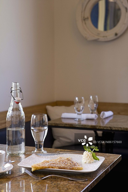 咖啡馆里的柠檬薄饼图片素材