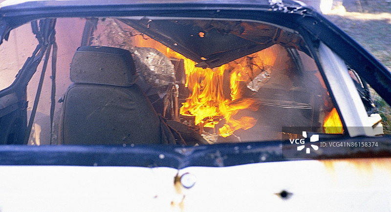 被火焰吞噬的汽车图片素材