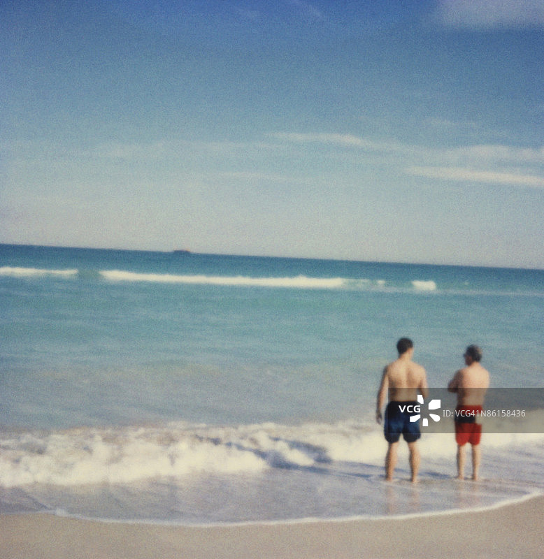 两名男子站在海滩上图片素材