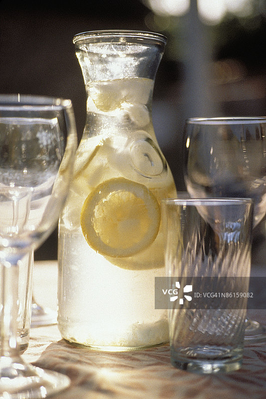 柠檬水壶和玻璃杯图片素材