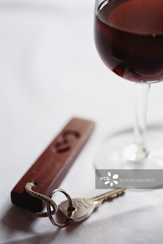 葡萄酒杯和酒店房间钥匙图片素材