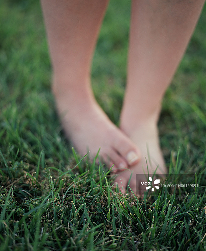 草地上的赤脚图片素材
