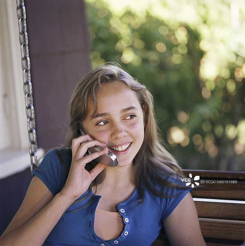 使用手机的少女图片素材