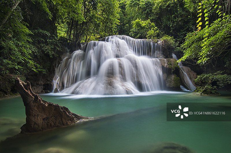 泰国北碧府国家公园深林瀑布图片素材