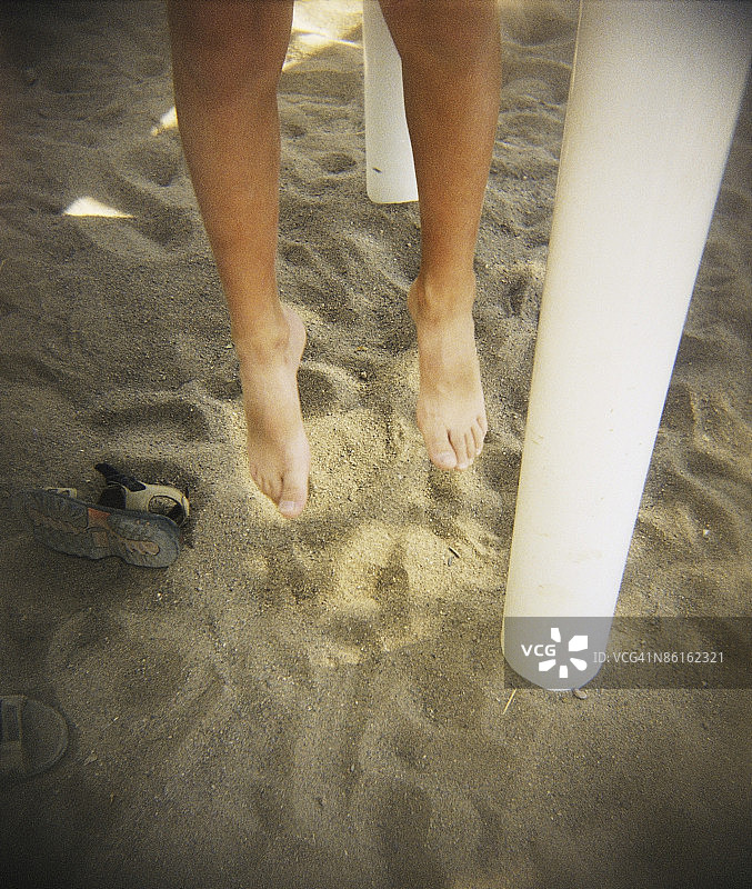 男孩悬挂双脚图片素材