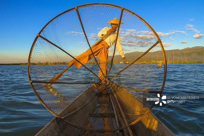 缅甸娘水镇茵莱湖上的茵达渔夫图片素材
