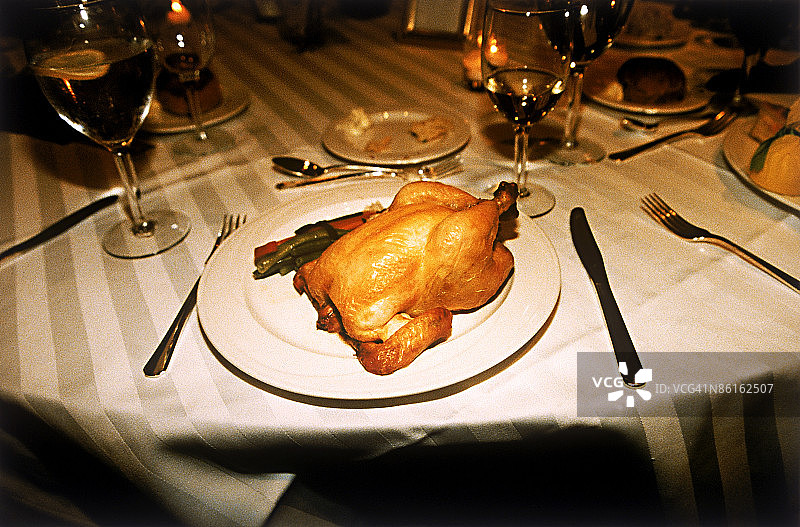 盘子里的康沃尔鸡图片素材