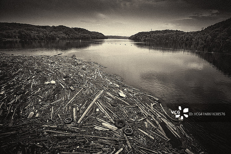圣莫里斯河畔的肖尼根：木材运输与汽车轮胎污染图片素材