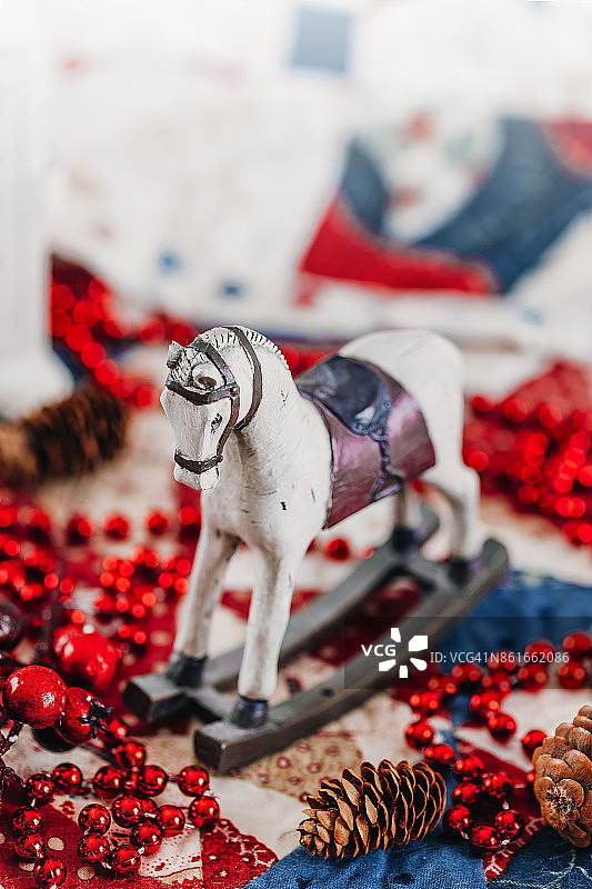 圣诞节构图：木制玩具摇马图片素材