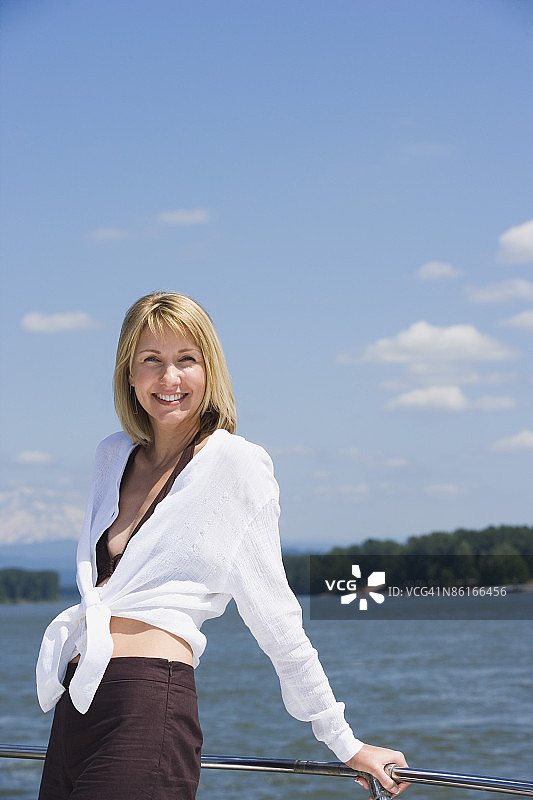 在船上放松的女人图片素材