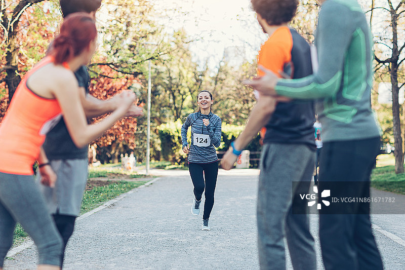 冲向终点线的年轻赛跑者图片素材