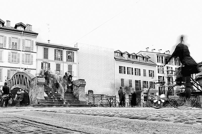 米兰Navigli区，移动的人群图片素材