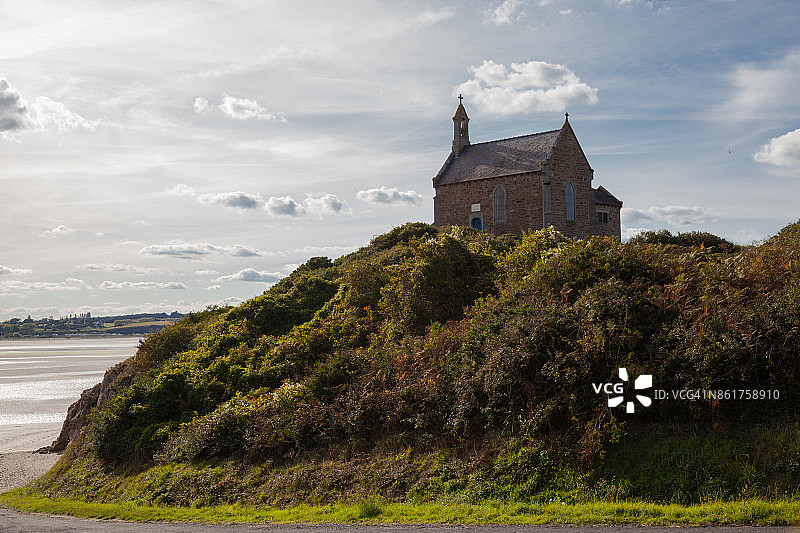 阳光下的圣莫里斯教堂，俯瞰Anse de Morieux图片素材