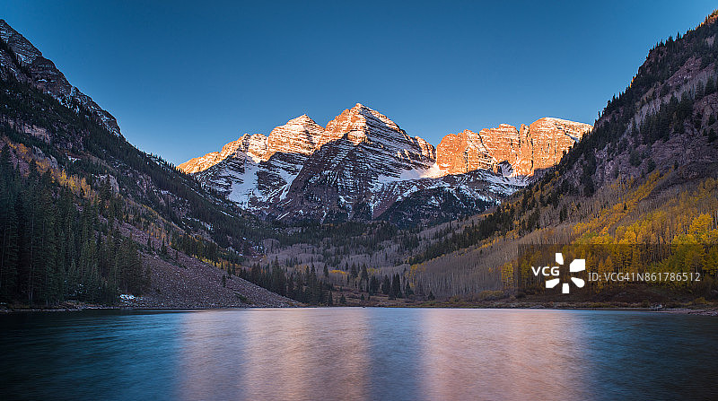 栗色钟和湖泊的秋色图片素材