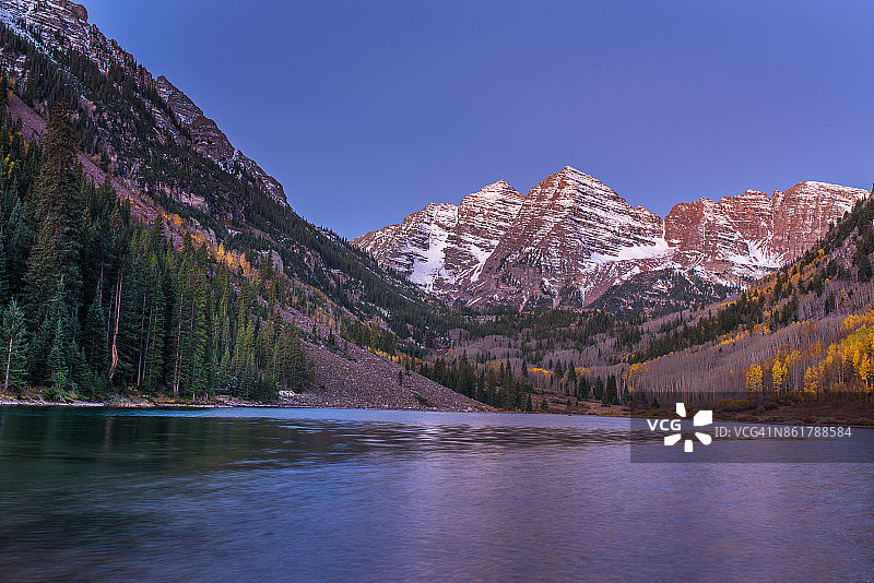 栗色钟和湖泊的秋色图片素材