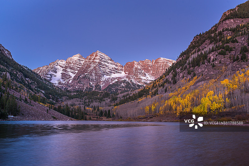 栗色钟和湖泊的秋色图片素材