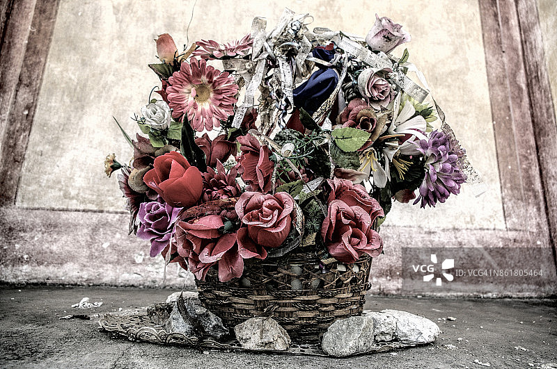 教堂外柳条筐里的风化人造花艺图片素材