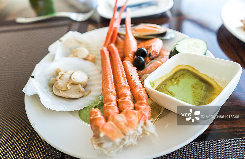 海鲜拼盘：蟹腿、扇贝与芥末酱图片素材