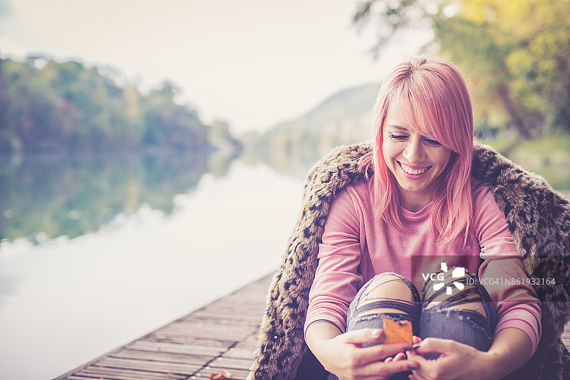 千禧粉色年轻女子图片素材