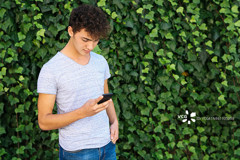 户外时尚青少年男孩图片素材