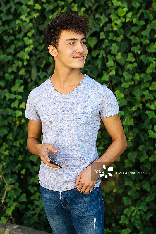 户外时尚青少年男孩图片素材