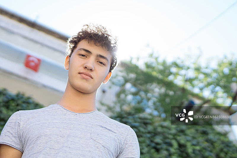 户外英俊的青少年男孩肖像图片素材