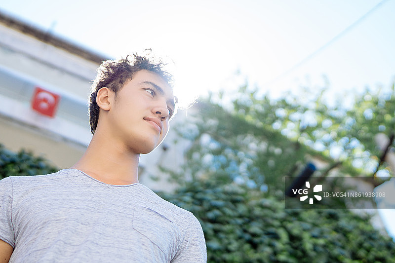 户外英俊的青少年男孩肖像图片素材