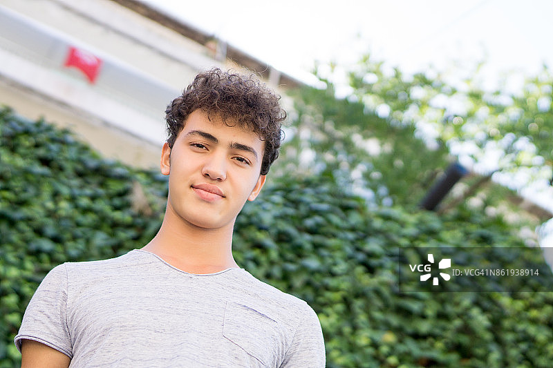 户外英俊的青少年男孩肖像图片素材