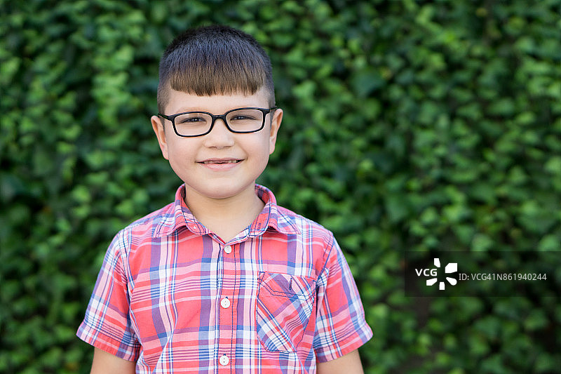 戴眼镜的快乐学童图片素材