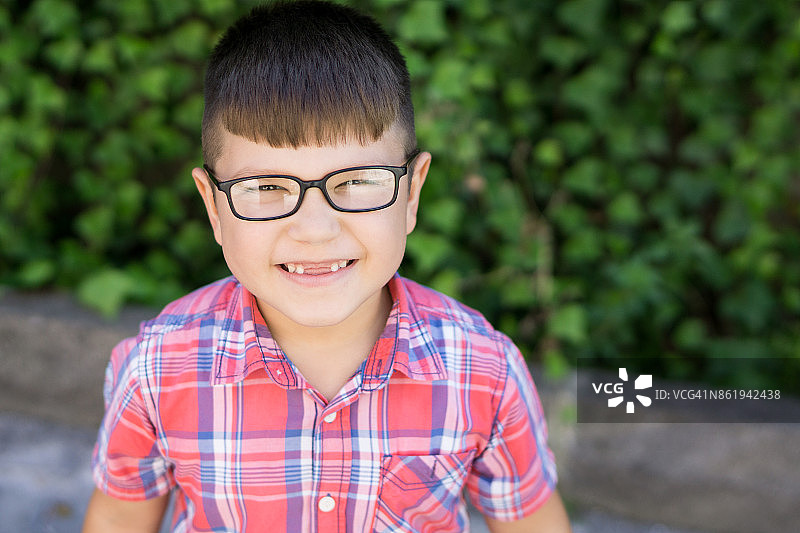 戴眼镜的快乐学童图片素材