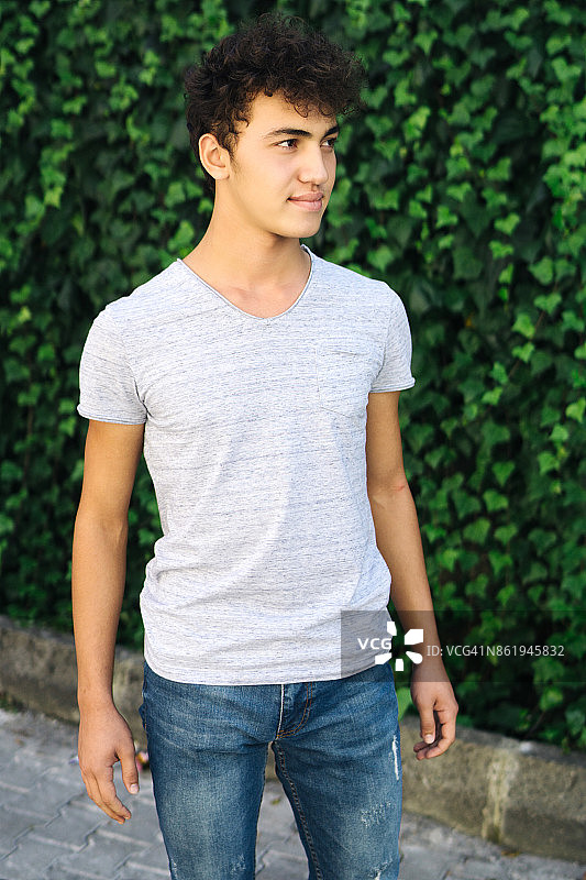 户外英俊的青少年男孩肖像图片素材
