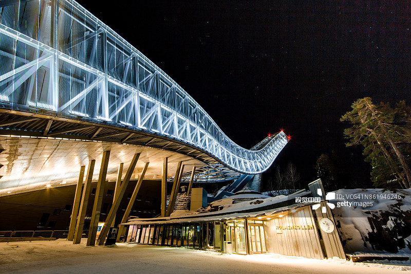 夜晚的霍门科伦滑雪跳台图片素材