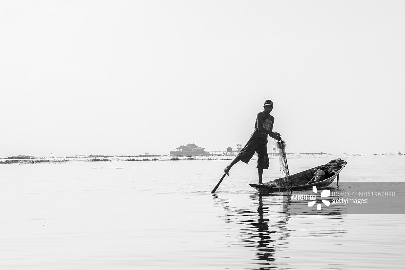 缅甸娘水茵莱湖的茵达渔夫用腿划船图片素材