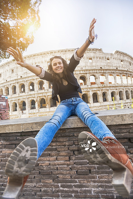 美丽的女人在罗马斗兽场前玩耍图片素材